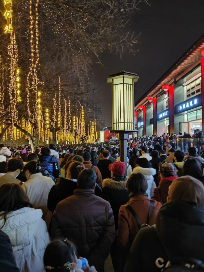 夜幕低垂、华灯初上，大唐不夜城人流如潮。于丽丽/摄